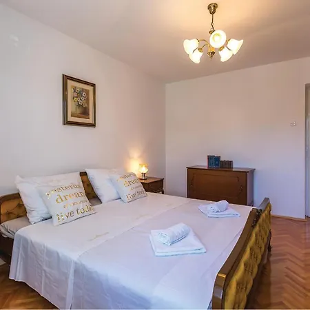 Two-bedroom In דירה