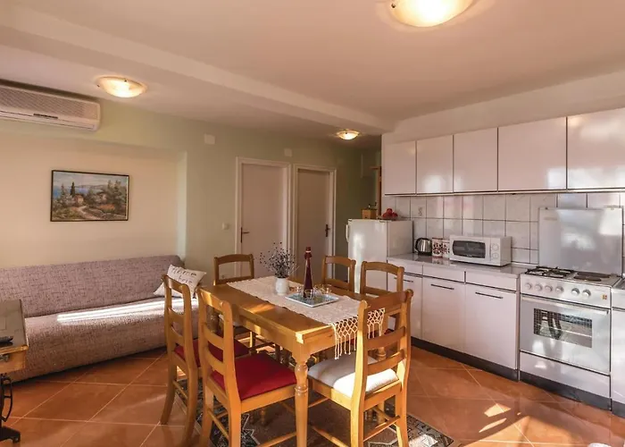 Two-bedroom In Daire Ploce (Dubrovnik-Neretva)