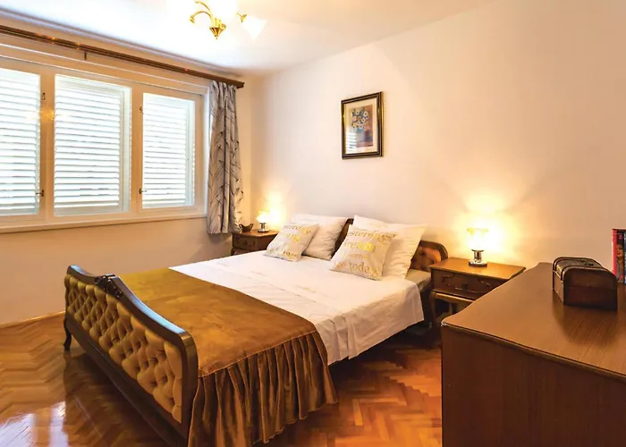 Two-bedroom In Daire Ploce (Dubrovnik-Neretva)